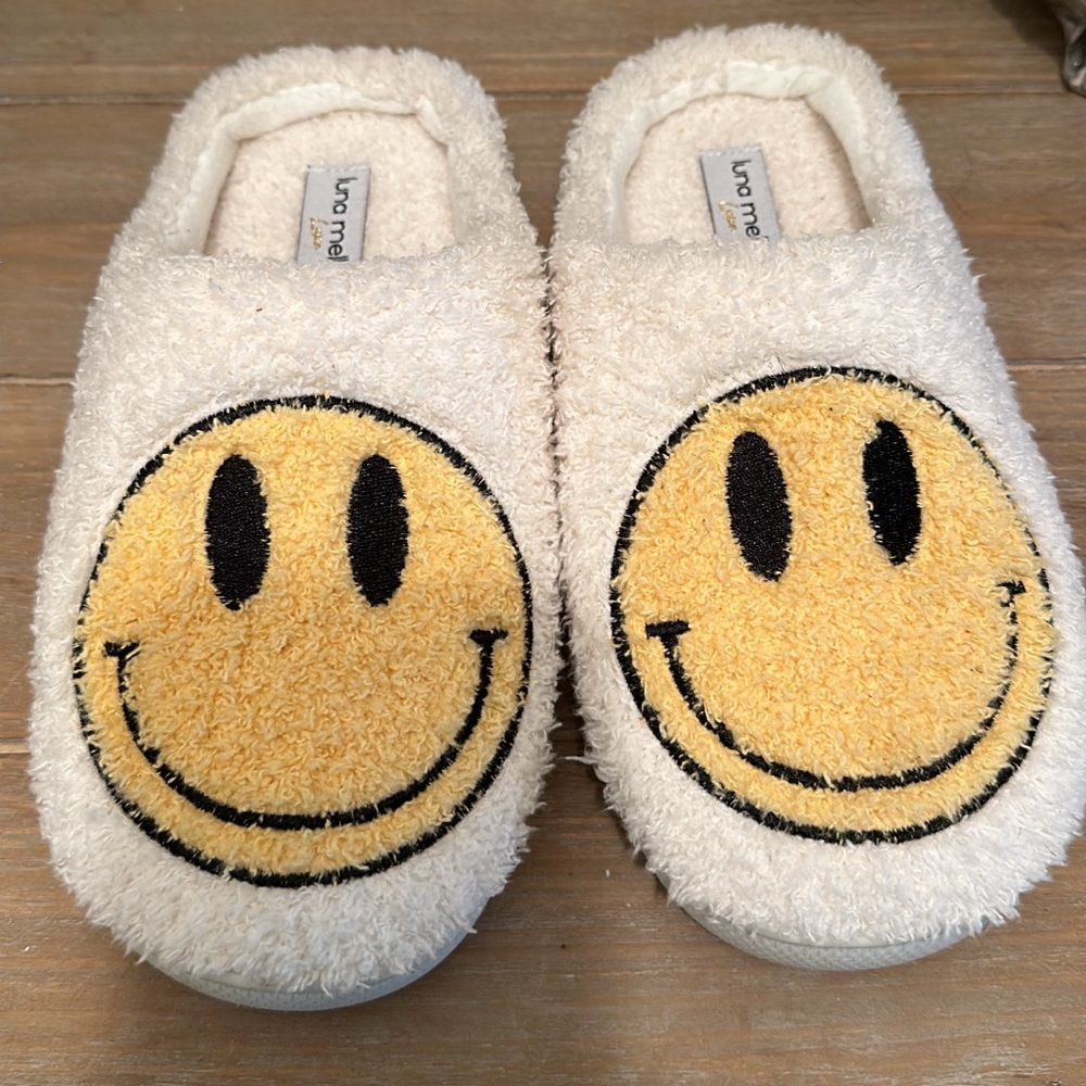 Youth Girls Smiley Slippers